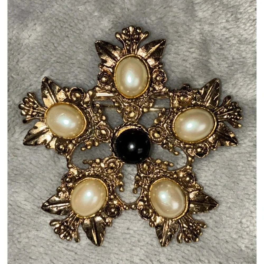 Vintage Gold White‎ Faux Pearl Black Center Pearl Cabochon Pin Brooch